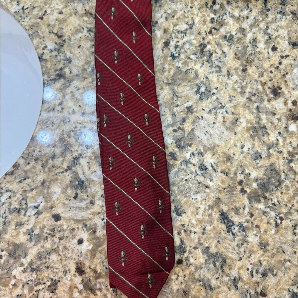 EUC Ferrell Reeds Elegant Red Patterned Men's Tie